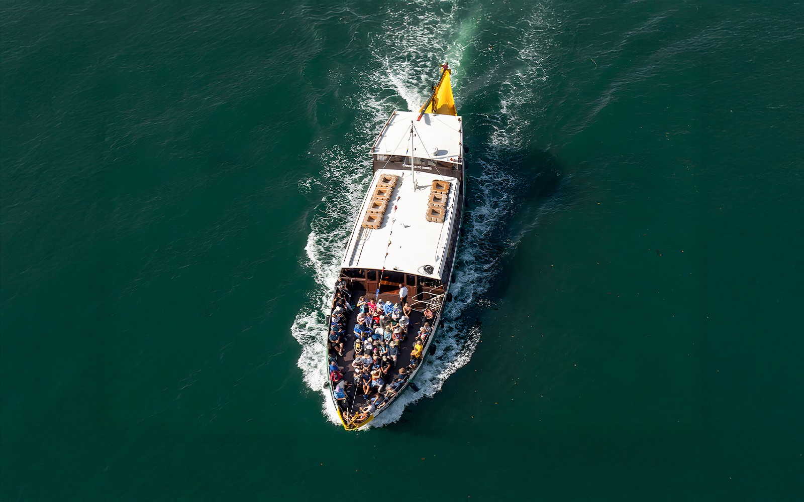 在波圖步行遊覽船上旅遊的遊客。