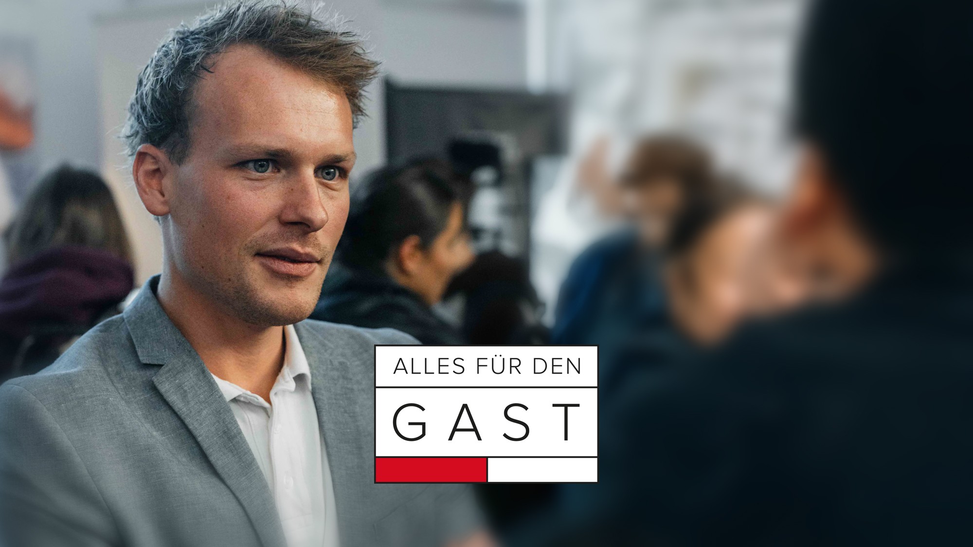 Websline Mitarbeiter Spricht mit einem Messebesucher, das Logo der Gast-Messe ist zu sehen.