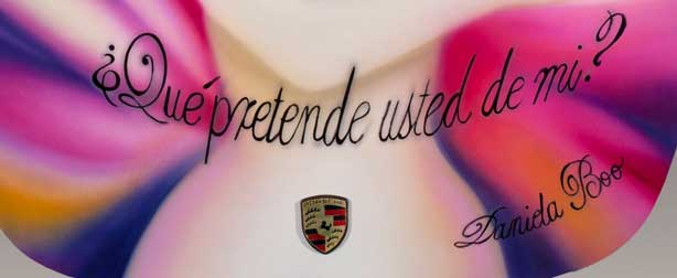 Daniela Boo retrata a "La Coca", Isabel Sarli, sobre el capot de un Porsche en la primera muestra de arte del Museo Porsche Stuttgart.