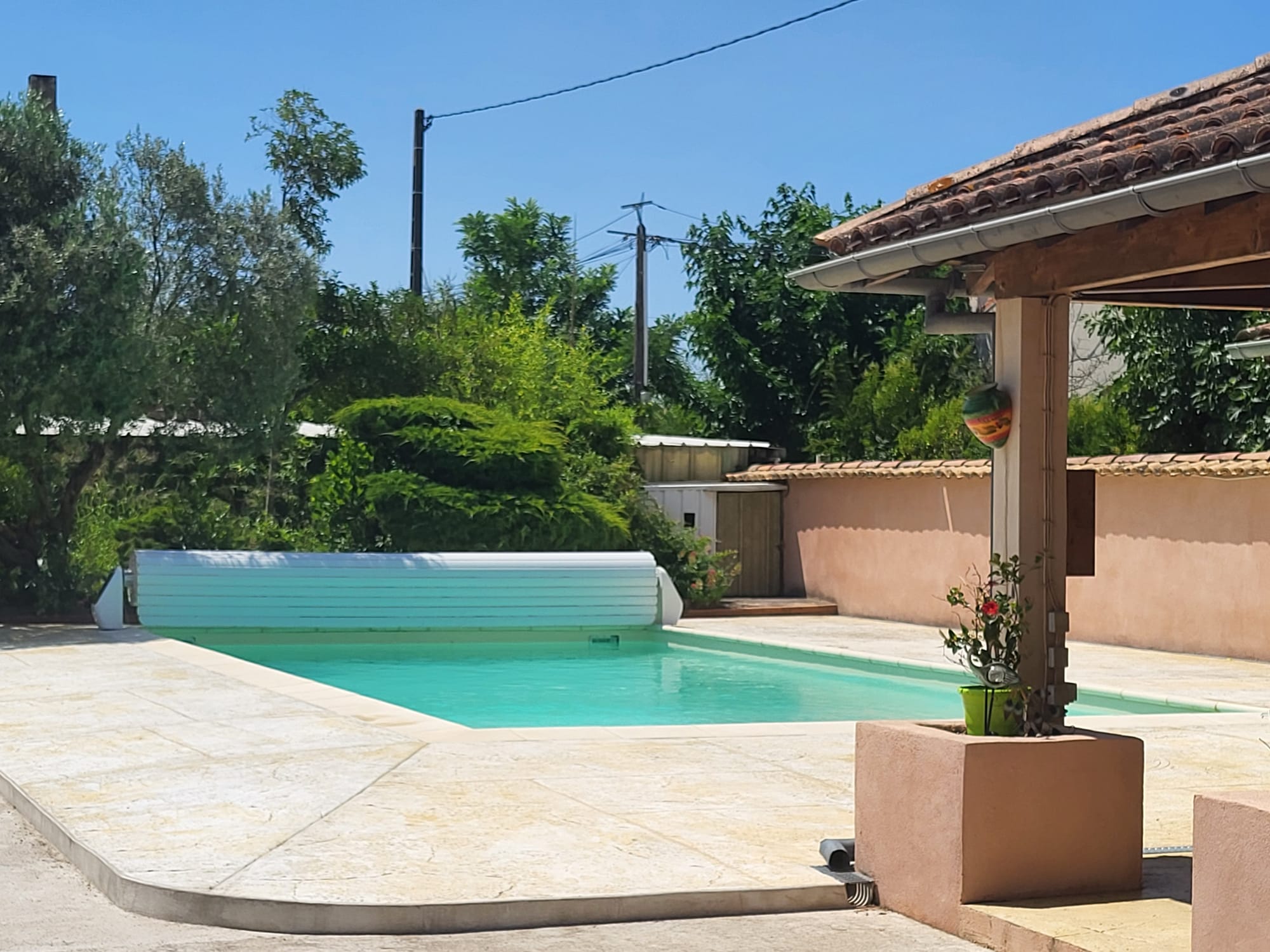 Piscine extérieure dans le sud de la France. Jardin ensoleillé, villa avec piscine privée.