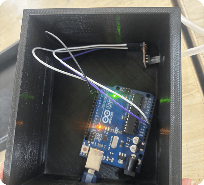 Arduino Uno + pressure sensor in a 3D-printed enclosure.