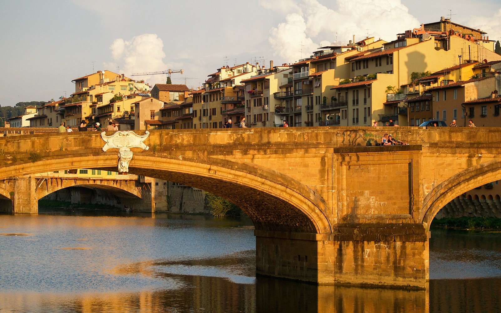 在带导游的贡多拉之旅中参观阿尔诺河上的佛罗伦萨老桥。