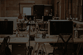 Ein volles Büro mit konzentrierten Mitarbeitern von öffentlichen Einrichtungen die am Computer Arbeiten.
