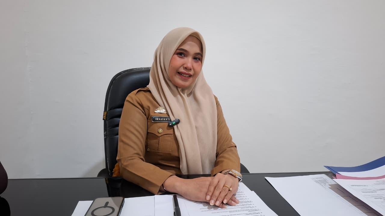 Seorang petani di Bandung, Jawa Barat mengolah tanah untuk penanaman bibit bunga