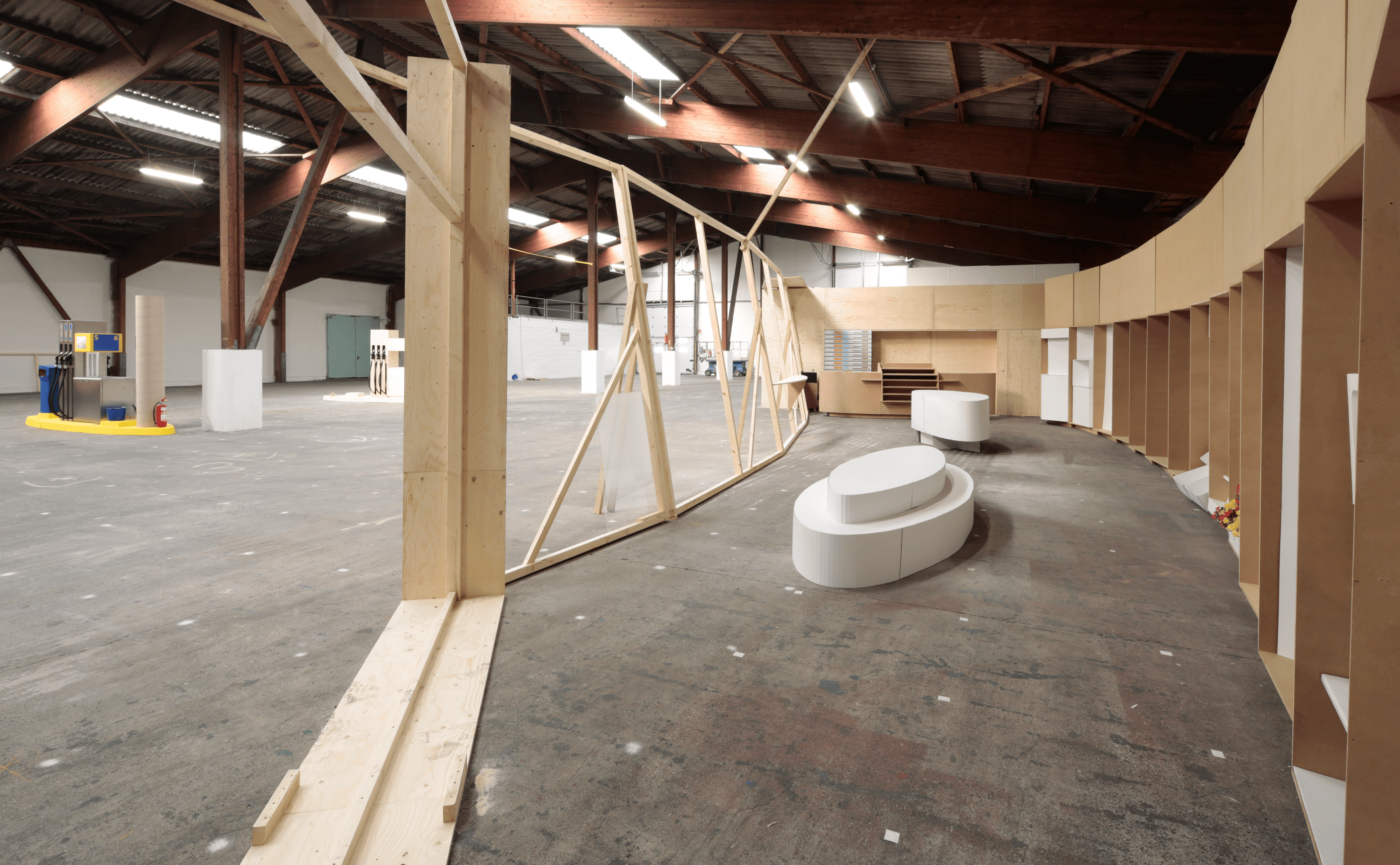 Blick in ein 1 zu 1 Modell aus Pappe vom tegut... teo – aufgebaut in der Halle von Design for Human Nature in Hamburg.