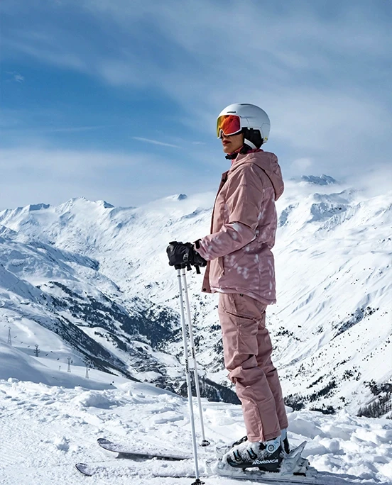 Femme avec vêtements de ski et chaussures de ski