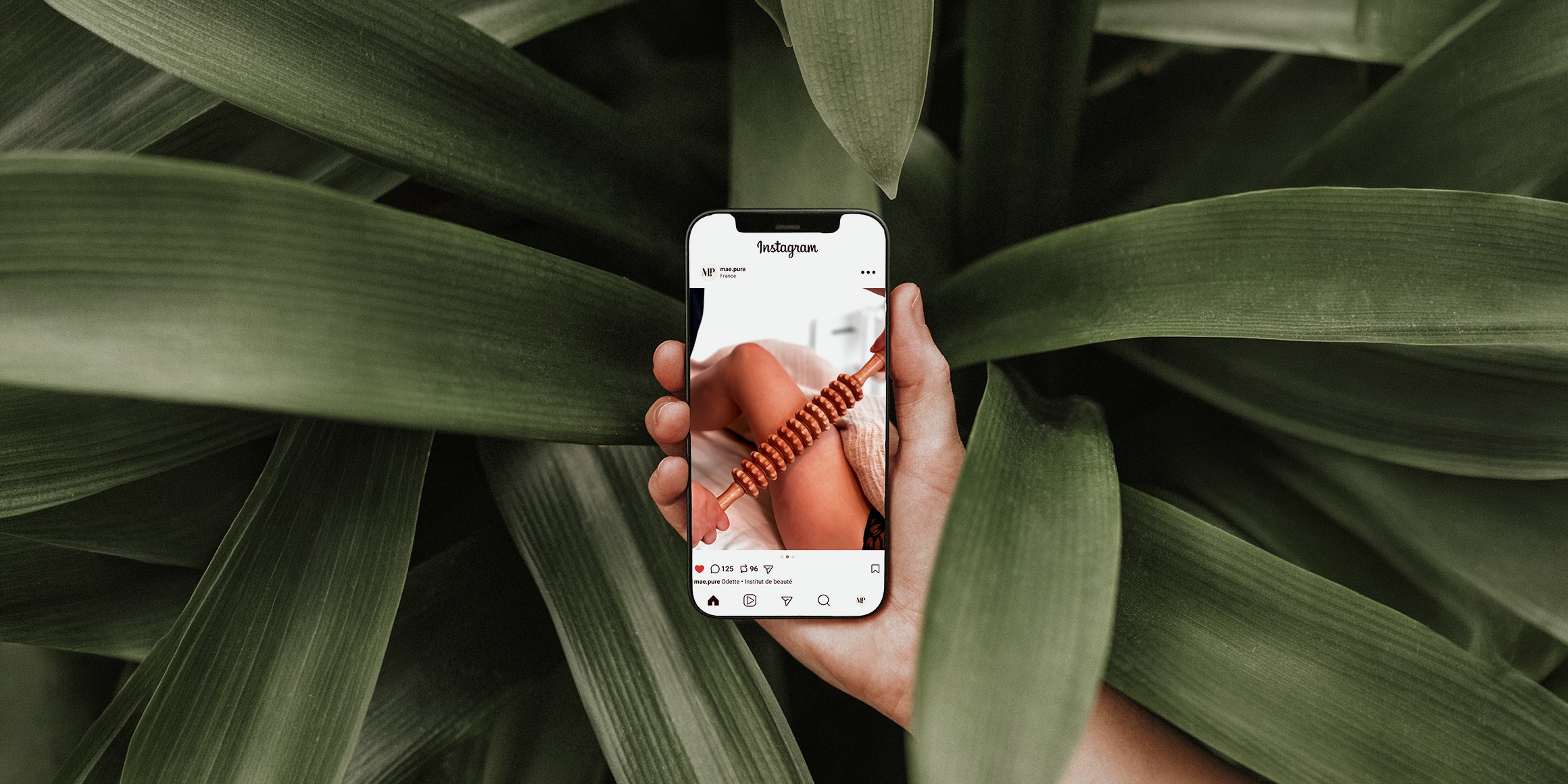 Photo de couverture du projet. Mockup dans un téléphone d'une publication instagram réalisée pour Odette Institut à Nantes. Il s'agit d'une photo montrant la technique de massage de l’institut de beauté, réalisée lors d’un shooting photo.
