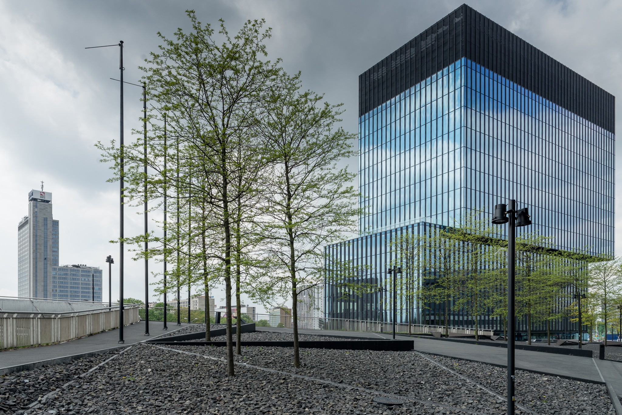 szklany budynek w pochmurny dzień