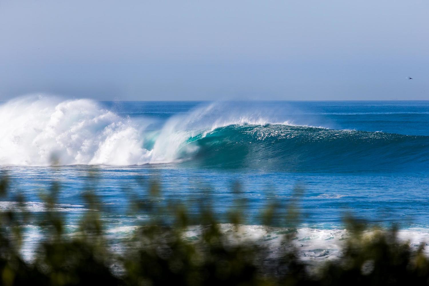 Large wave crashing on shore – surfboard rental in mill-valley