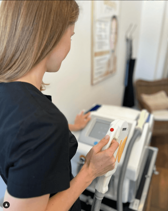 Doświadczona specjalistka wykonuje depilacje laserową w studiu Olala w Kozienicach.