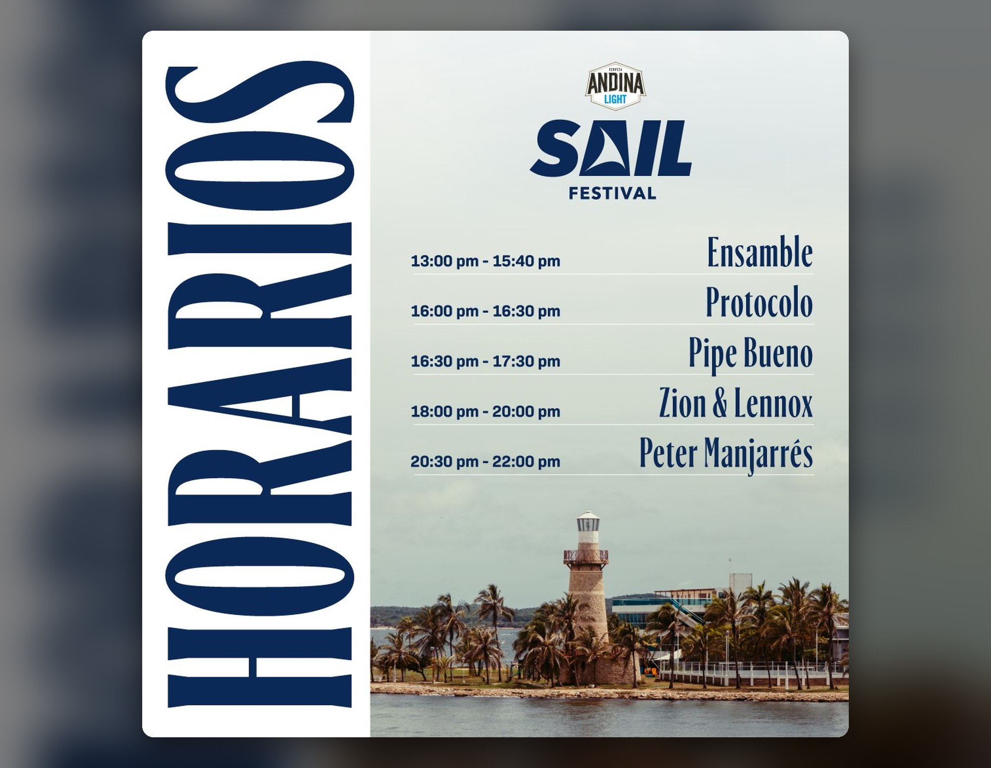 Pieza con los horarios de los artistas del Sail Festival frente a un faro