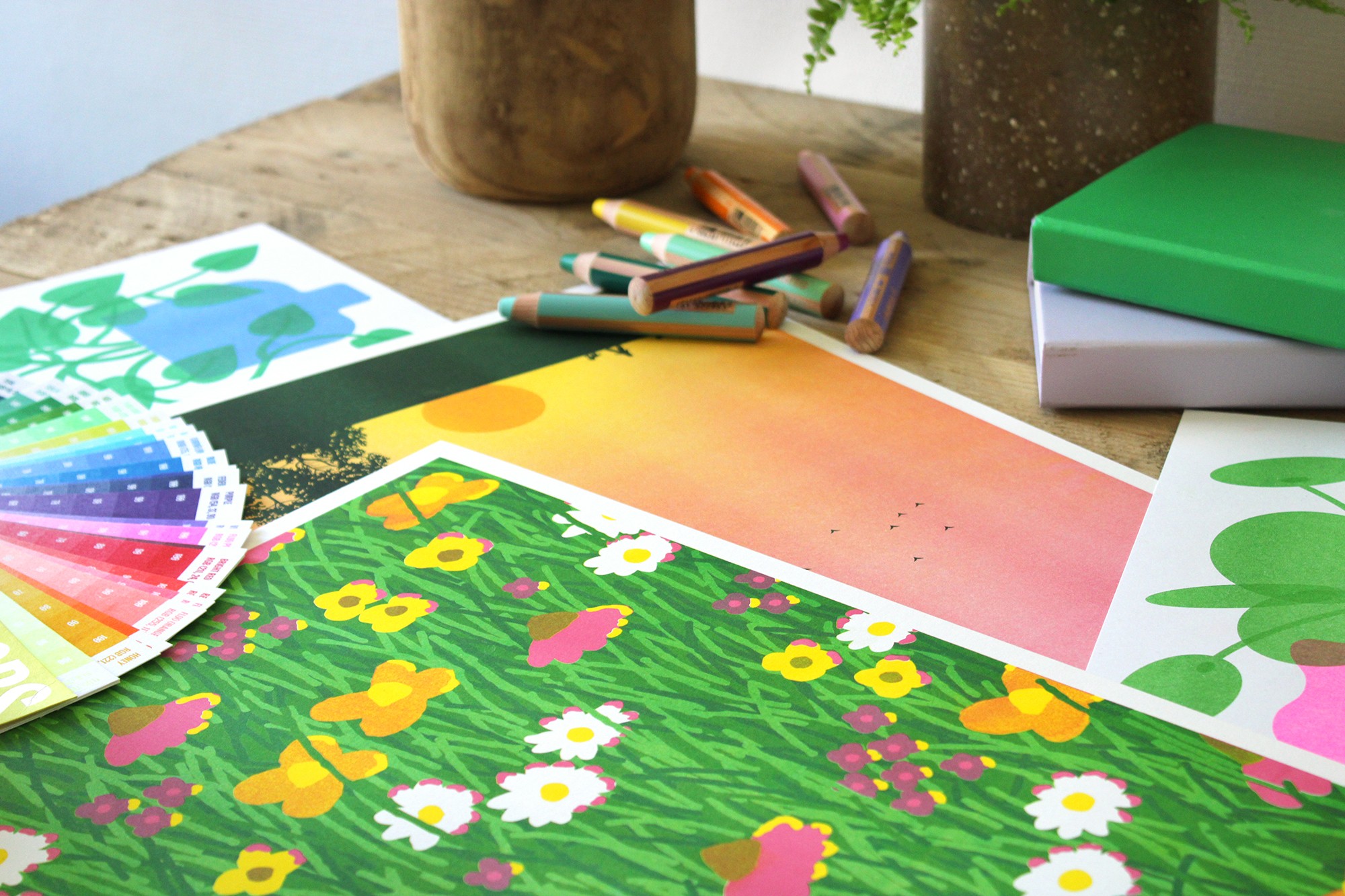 Posters sur une table avec crayons, nuancier et carnets