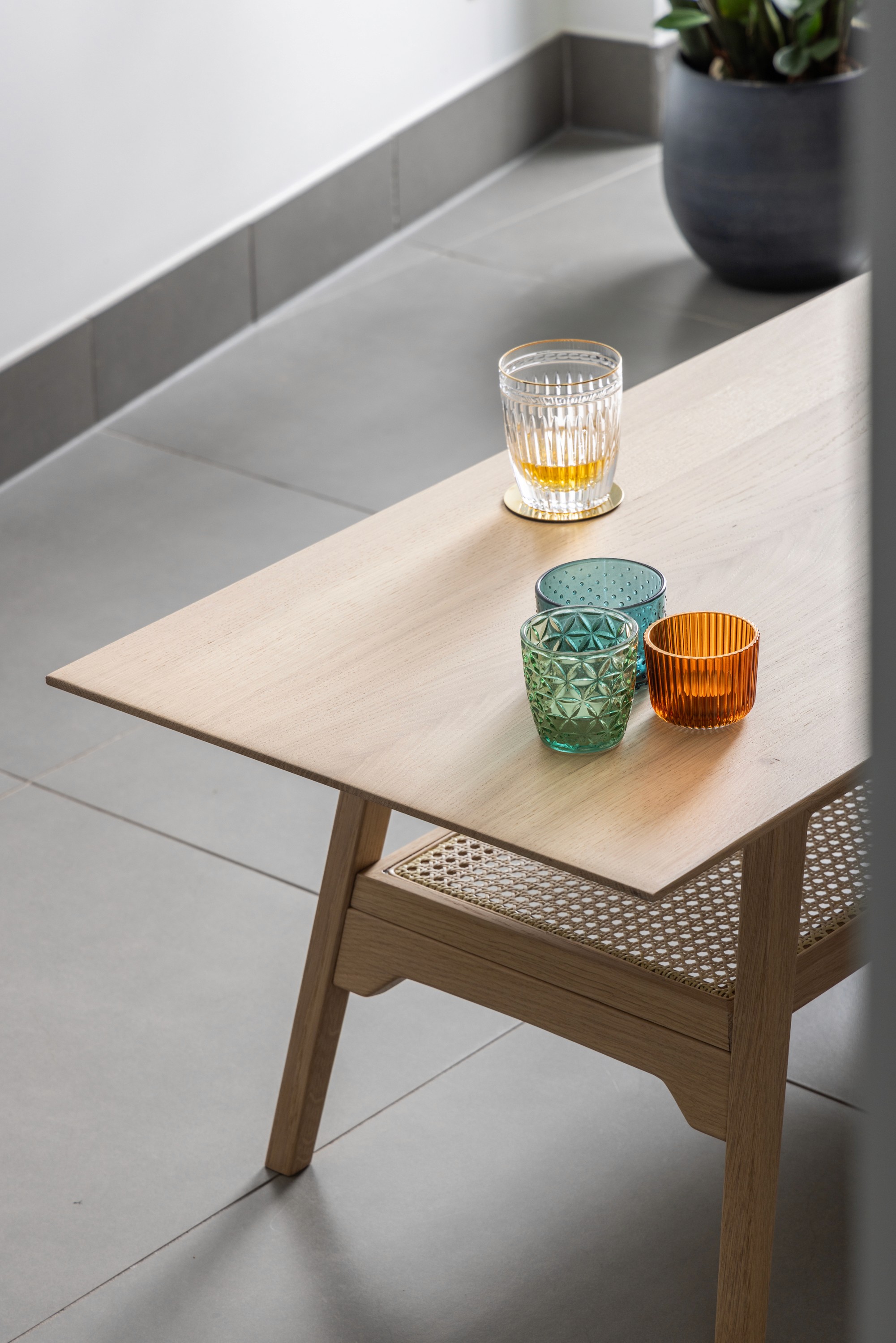 een handgemaakte salontafel uit eikenhout en rotan in een rustig interieur