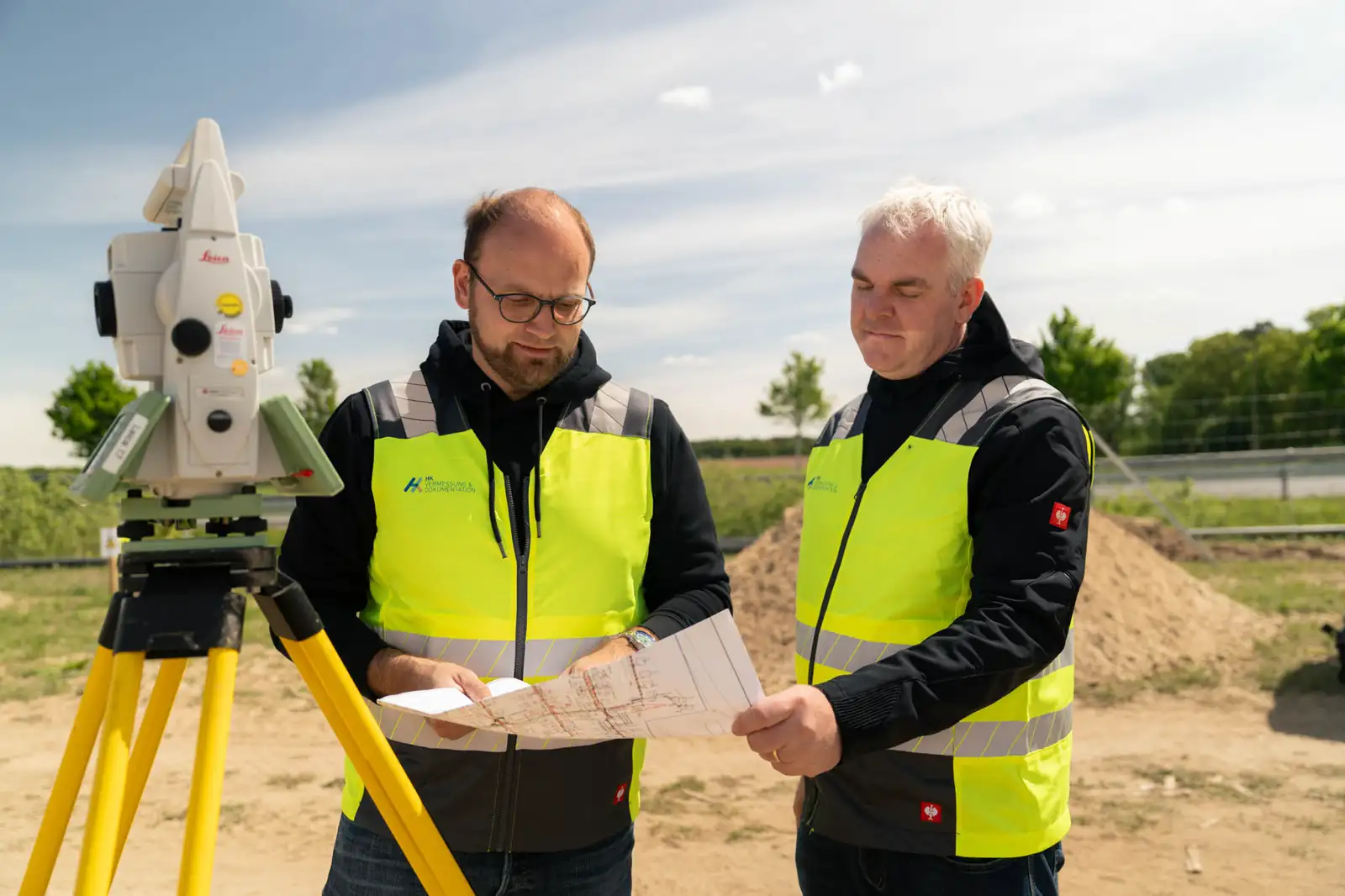 Zwei Brömer Mitartbeiter beim spielen am Kickertisch