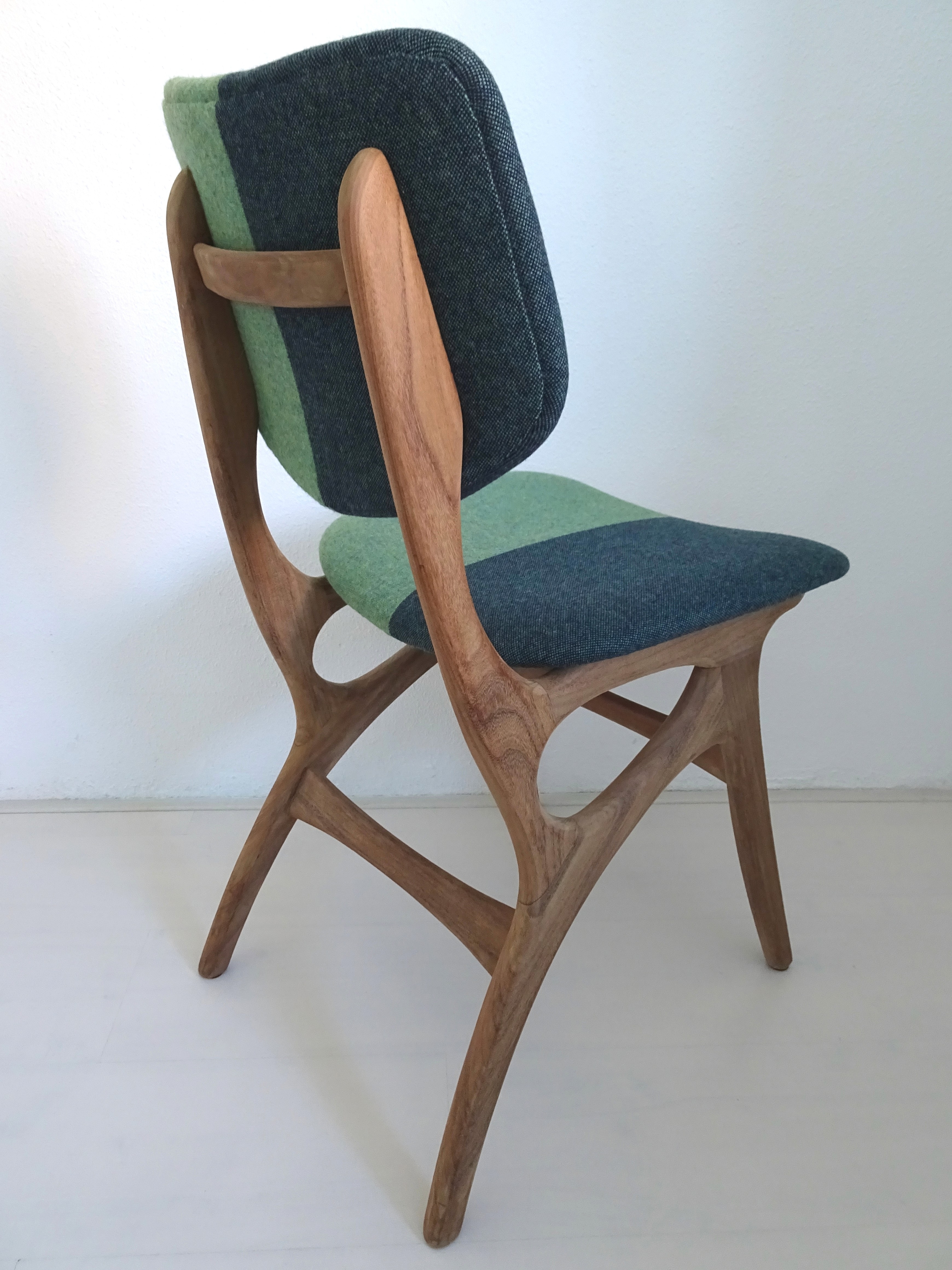Brides chair revisited | bouclé en gouddraad broderie, geschuurd en gezeept teak | 48x80 cm
