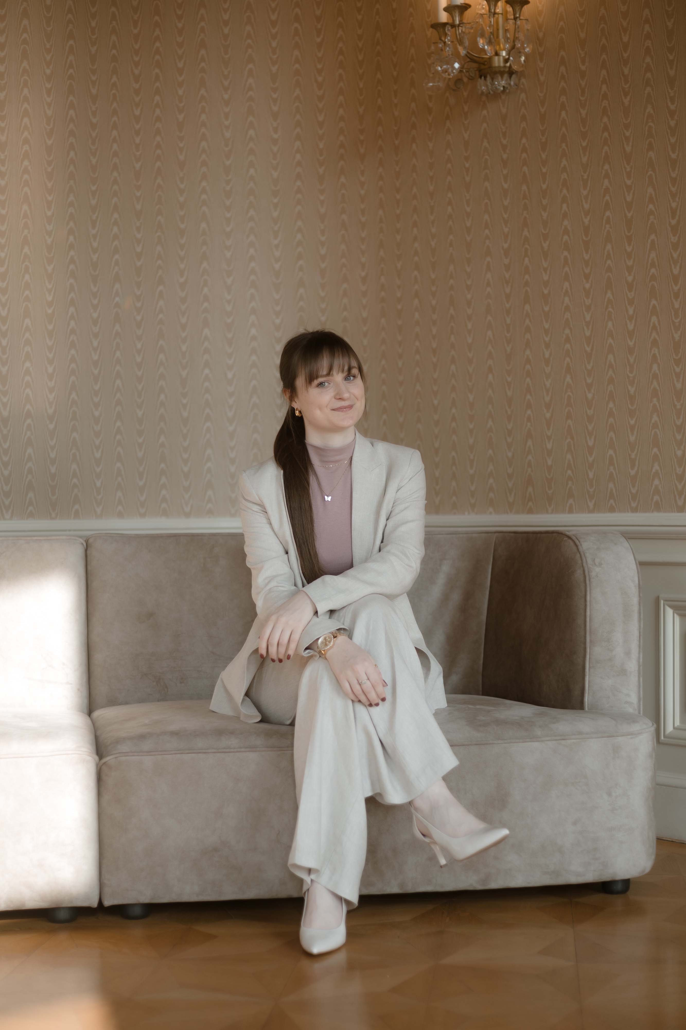 Hochzeitsplanerin Emily aus NRW schaut lächelnd in die Kamera.