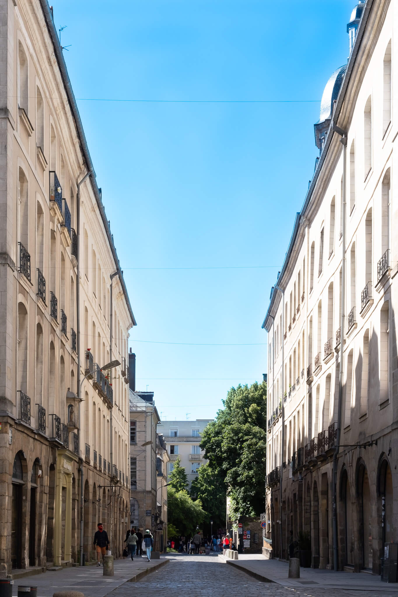 Rue du centre ville de Rennes avec des immeubles d'habitation