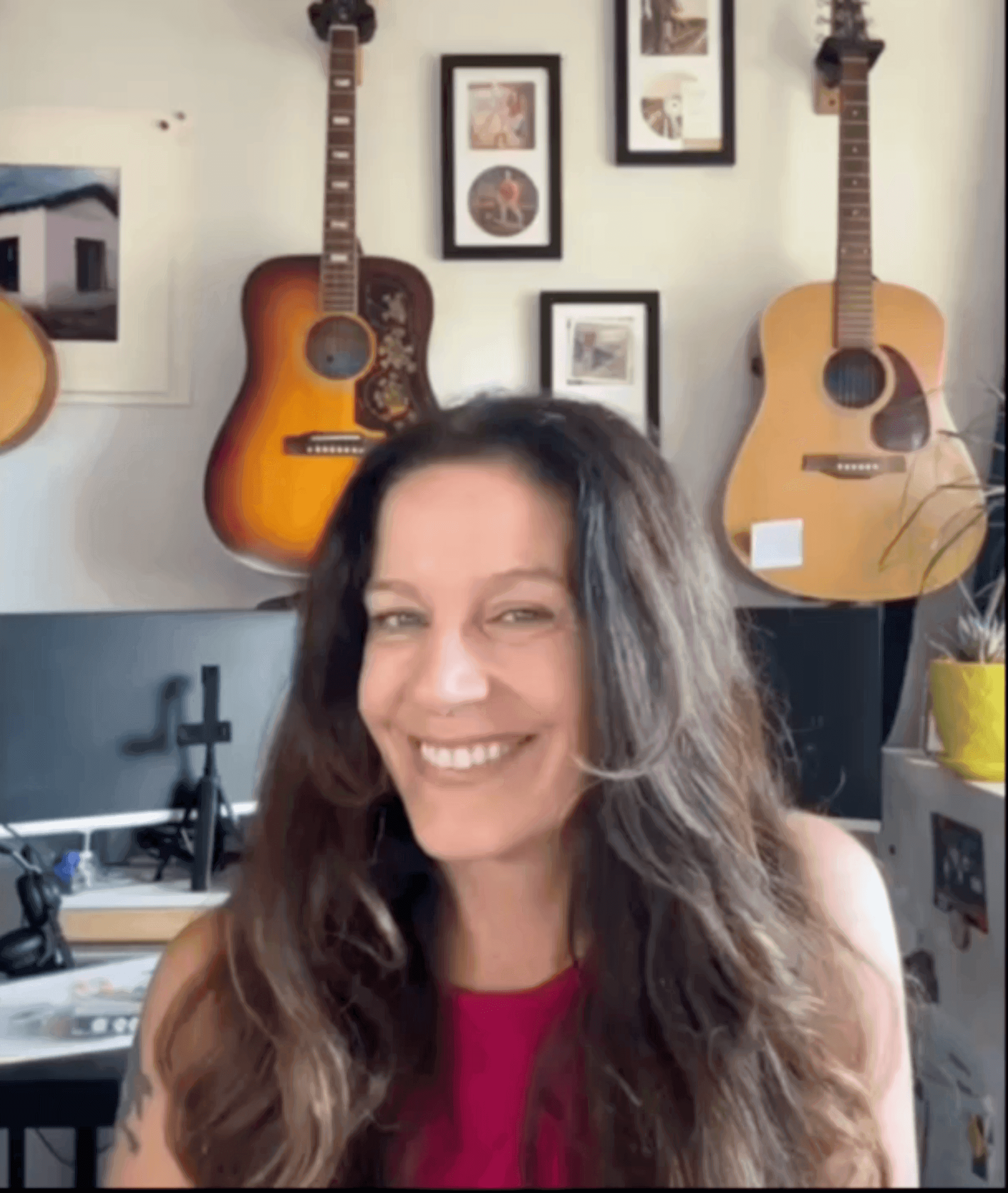 Professionelle Sängerin Heidi gibt einen Erfahrungsbericht zum 30-Tage-Gesangskurs von Danielle Zuber. Die Aufnahme zeigt sie in ihrem Musikstudio.