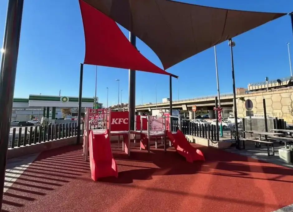 juegos infantiles en zona de restauracion