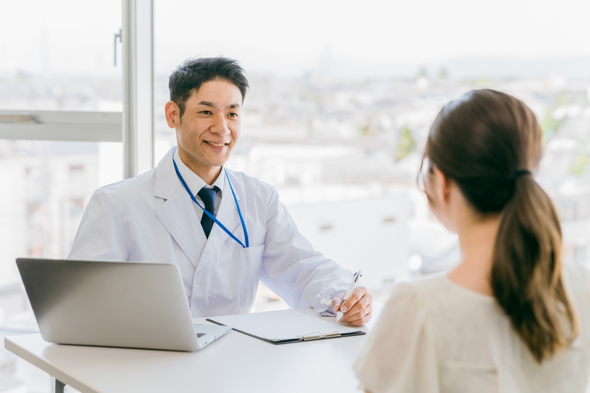 患者に親身に寄り添う男性医師｜医師監修にも協力的