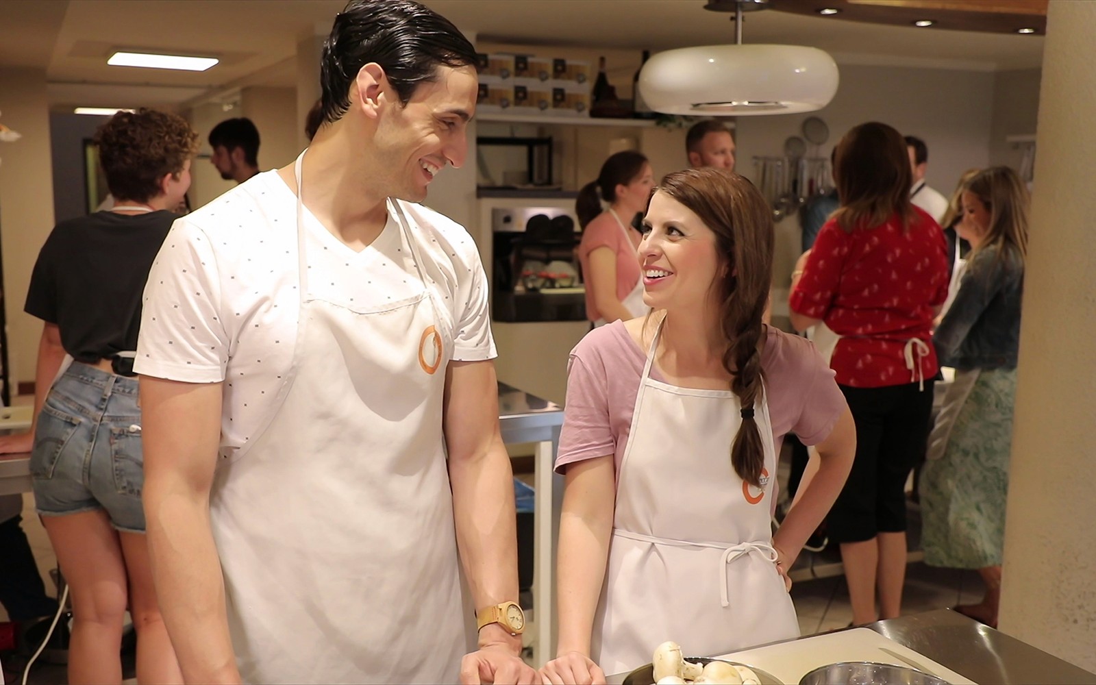 Liten gruppe matlagingskurs på et kjøkken i Firenze, deltakerne forbereder middag.