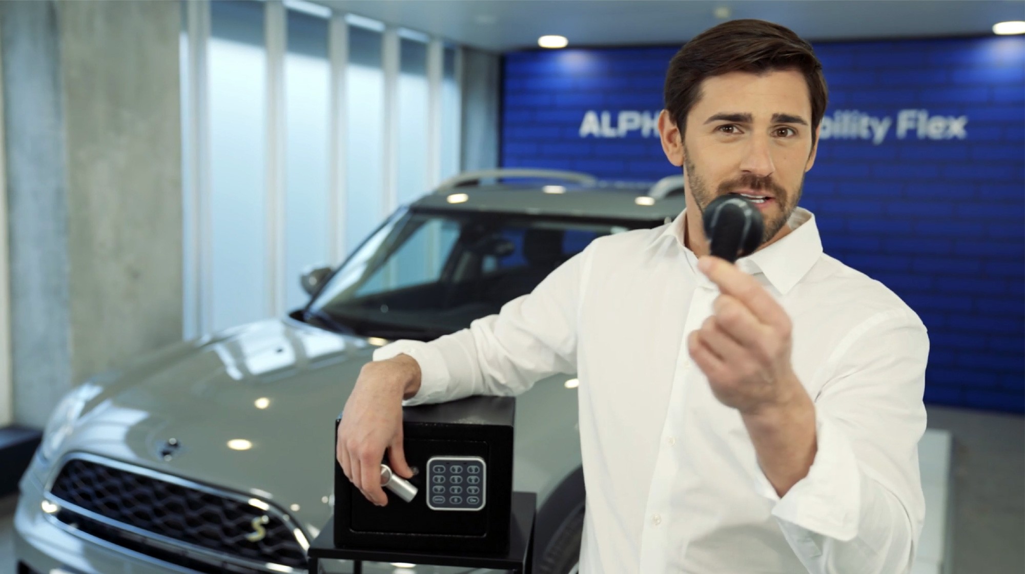 Hombre explicando características de la promoción Mobily Flex en concesionario.