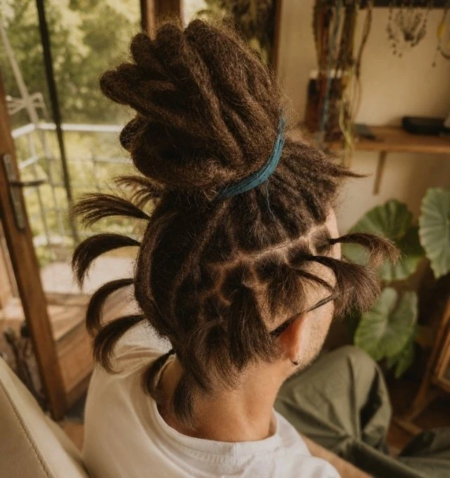 Entretien des dreadlocks avec reprise des racines et remise en forme complète.