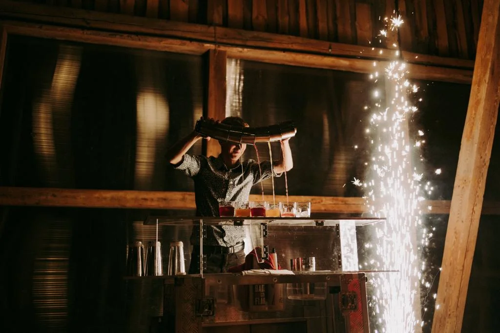 Mobilny bar serwujący drinki podczas wesela, przyciągający uwagę gości.