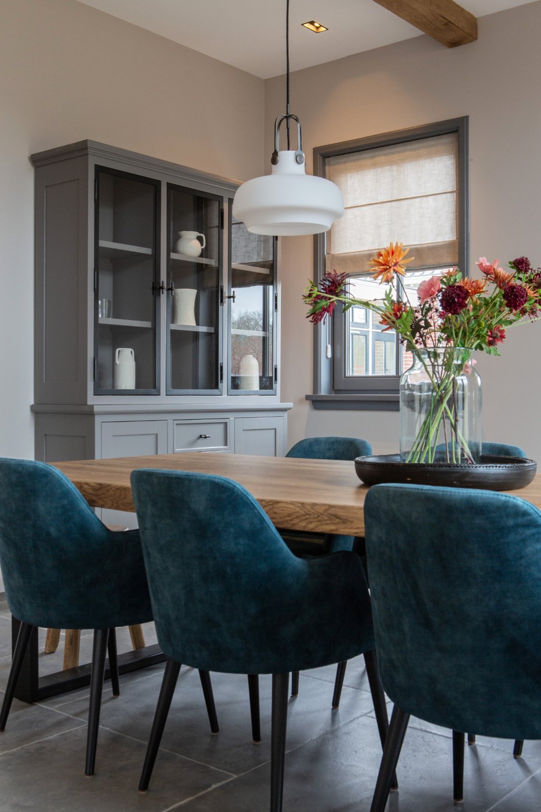 eethoek met servieskast blauwe stoelen