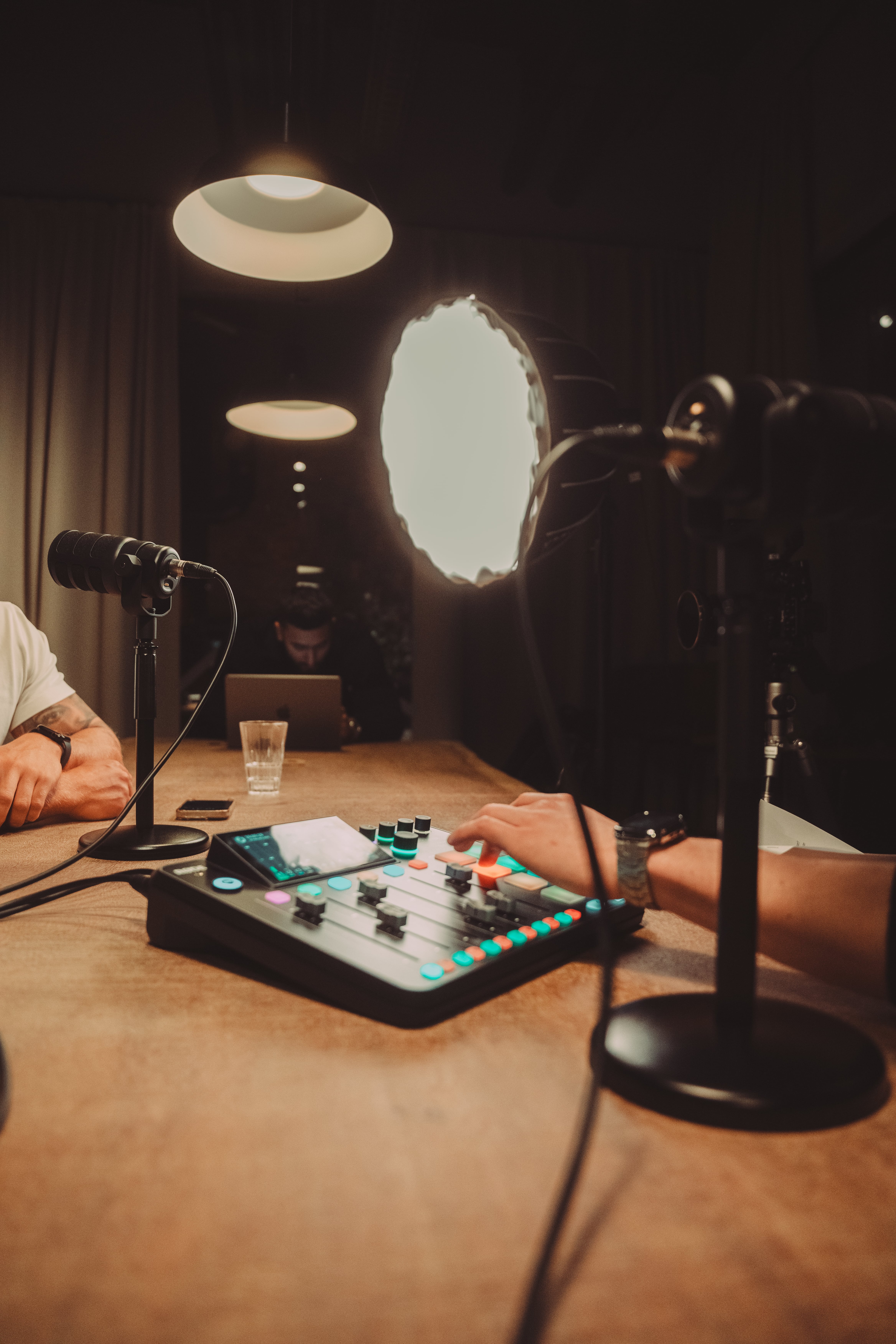 Oprichter van Storyhouse Media, Yordi Baptist, en Sohil Coaching oprichter, Sohil Elyas, in een podcast-setting met koptelefoon en microfoon op tafel.