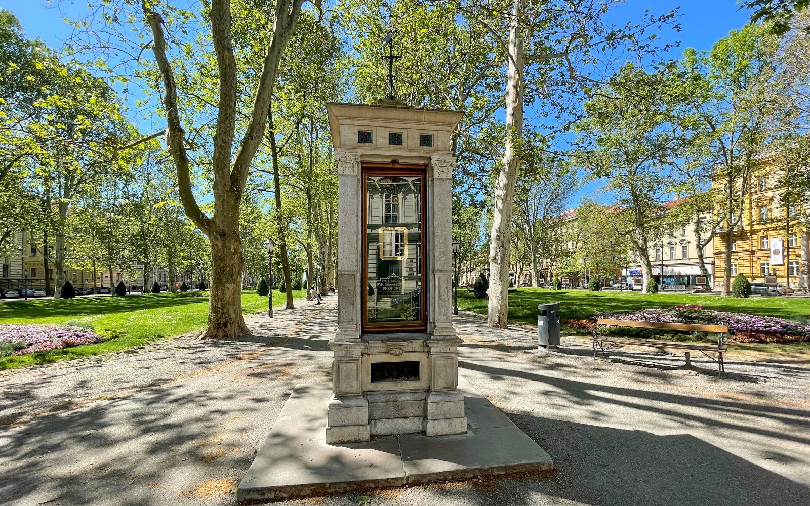 扎格雷布公園內帶有歷史紀念碑的小型導遊團。