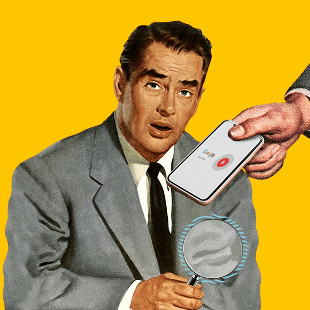 Hombre sorprendido con lupa y smartphone moderno, fondo amarillo.