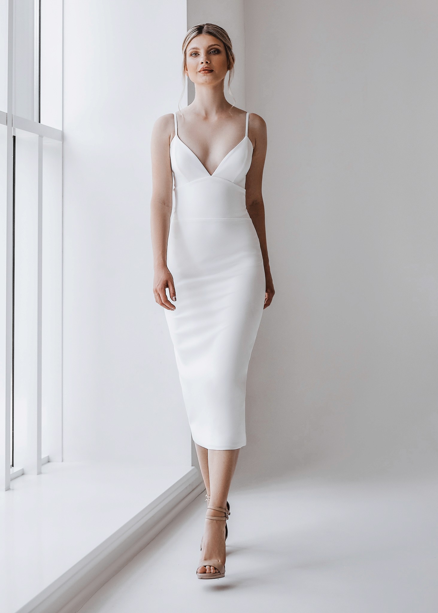 Modernes Clean-Chic Brautkleid in Kurz