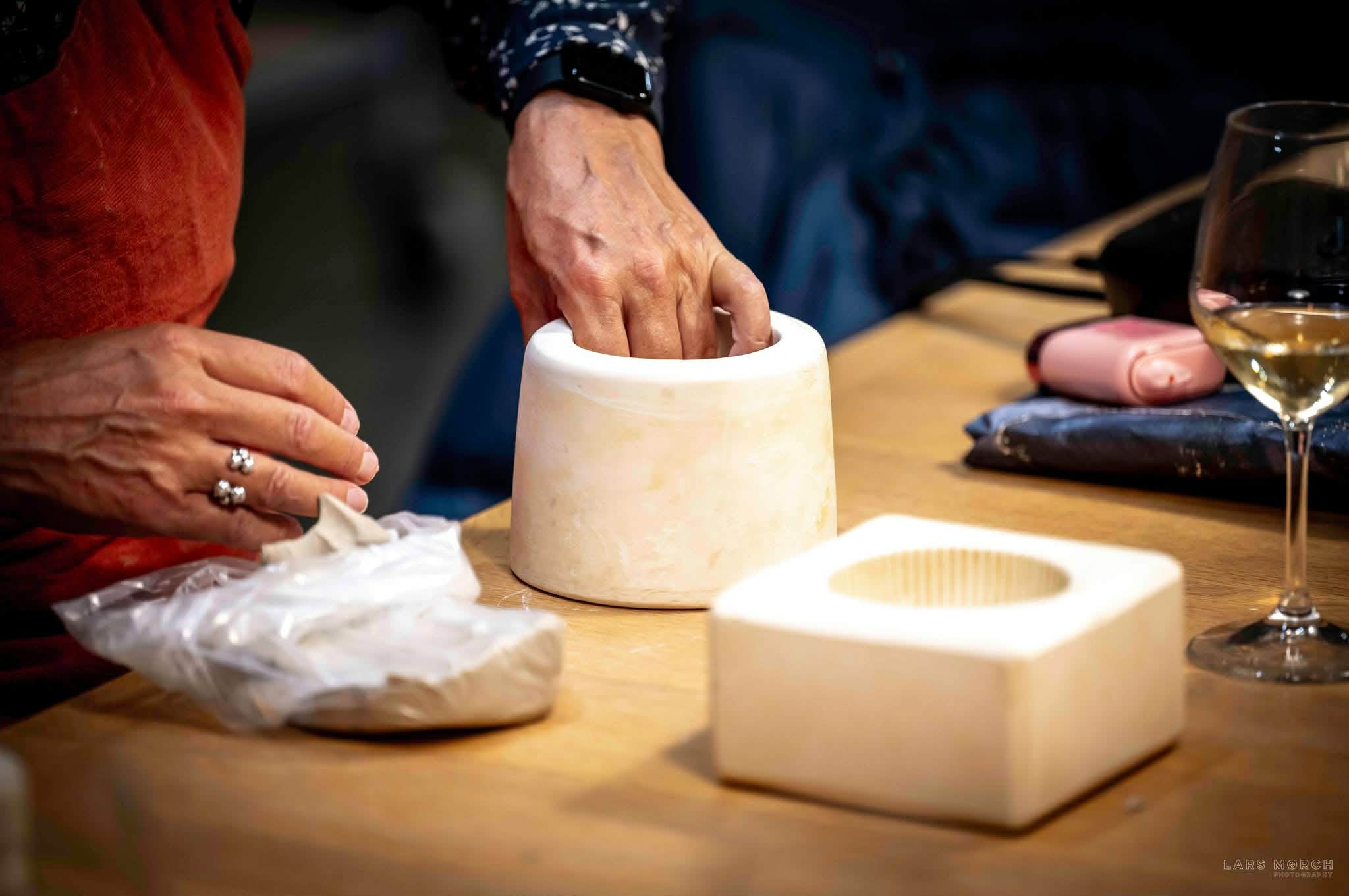 forming cup using a moulding cast