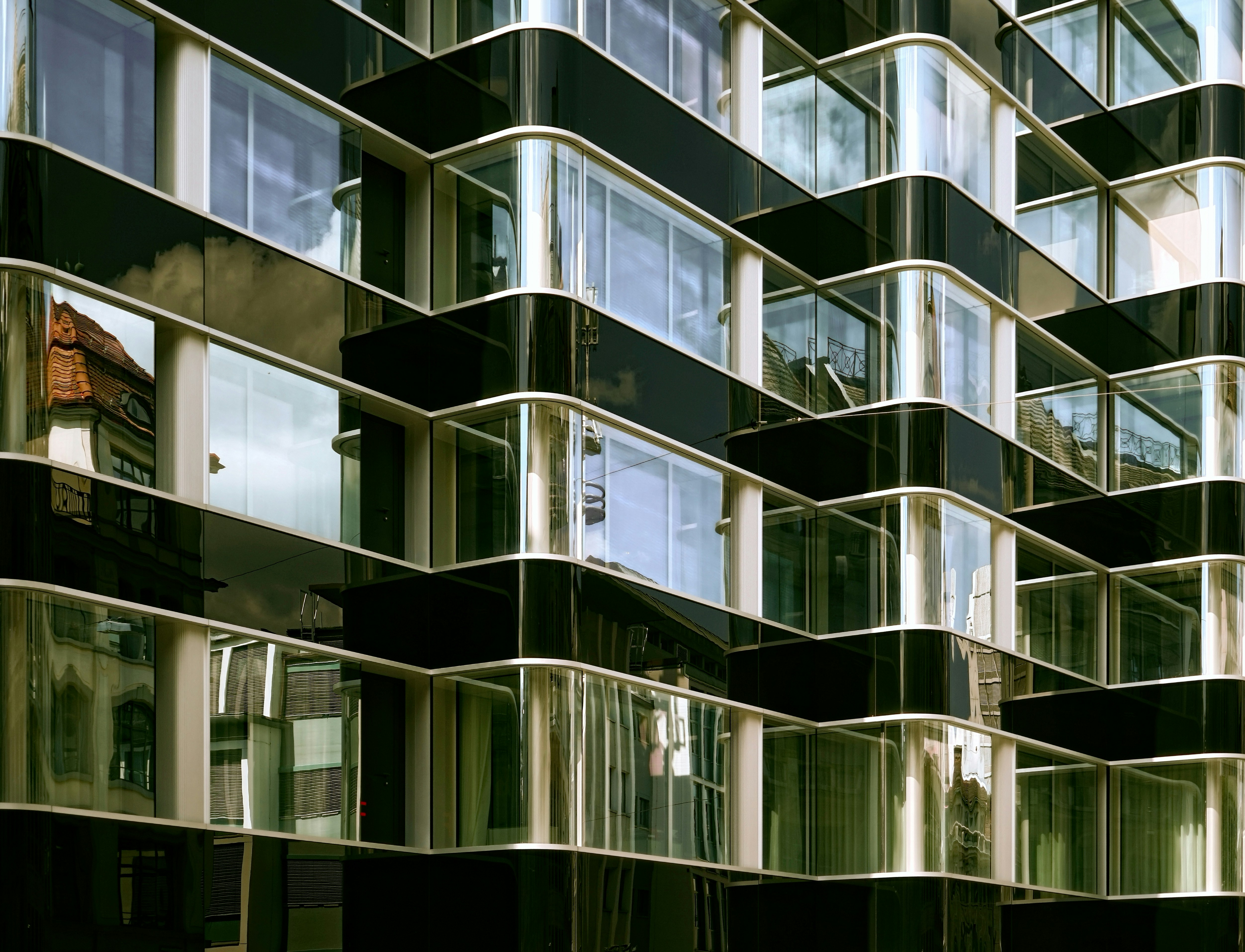 Façade vitrée moderne à montants arrondis — architecture contemporaine, référence urbaine.