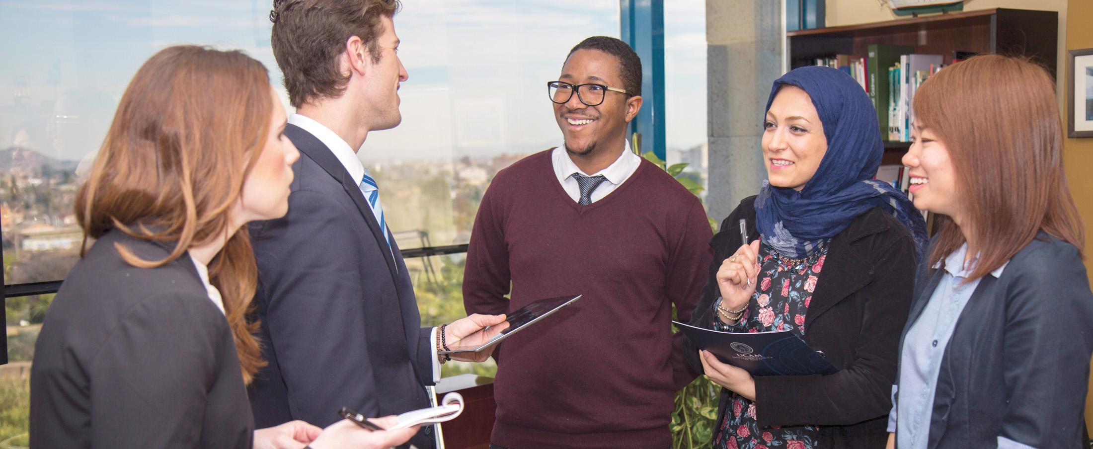 Personas de distintas nacionalidades conversando – categoría Idiomas