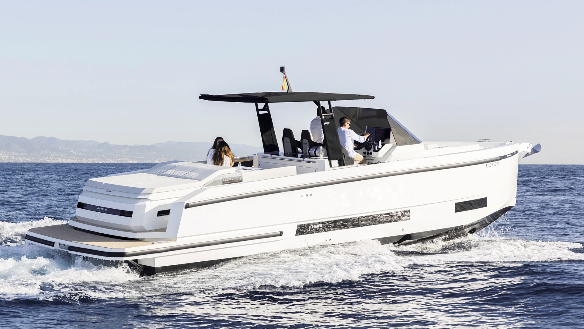 Varios barcos de ocasión navegando