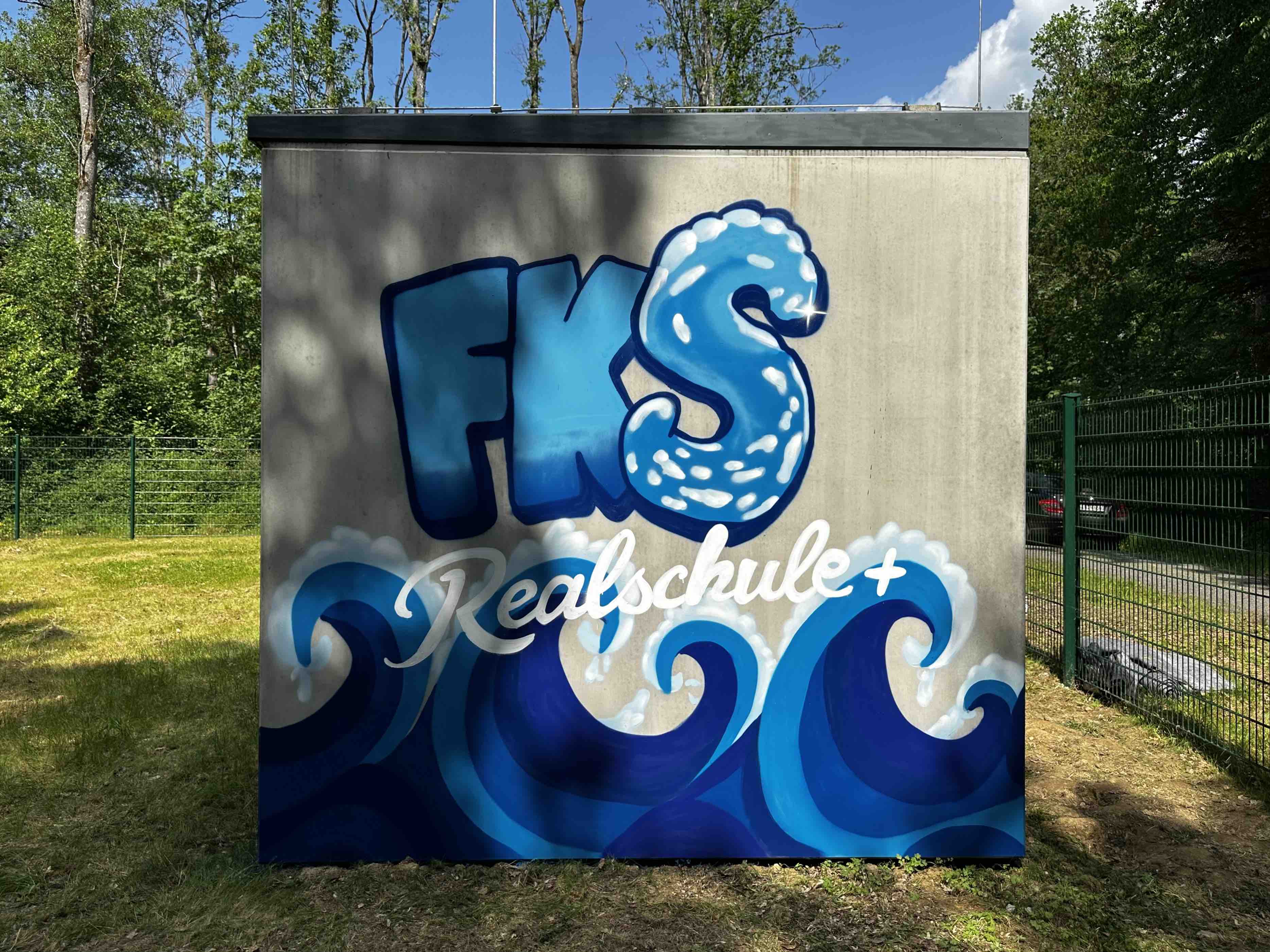 Schüler gestalten Brunnen mit Graffiti in Laubach