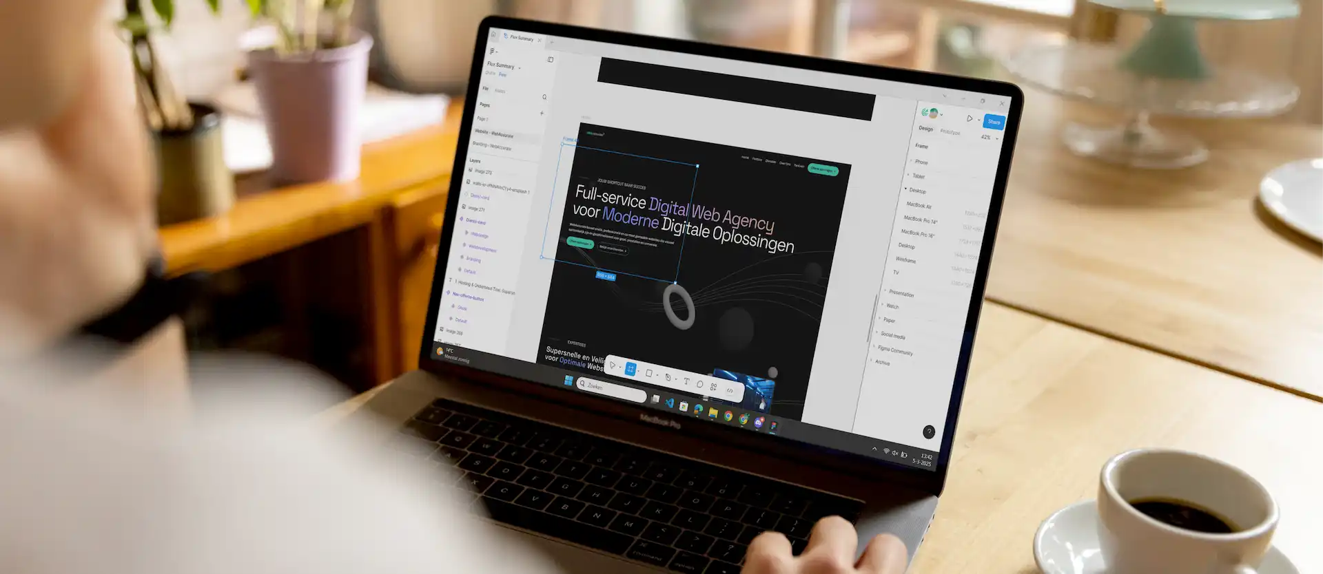 Laptop waarop een website wordt gebouwd in een werkruimte.