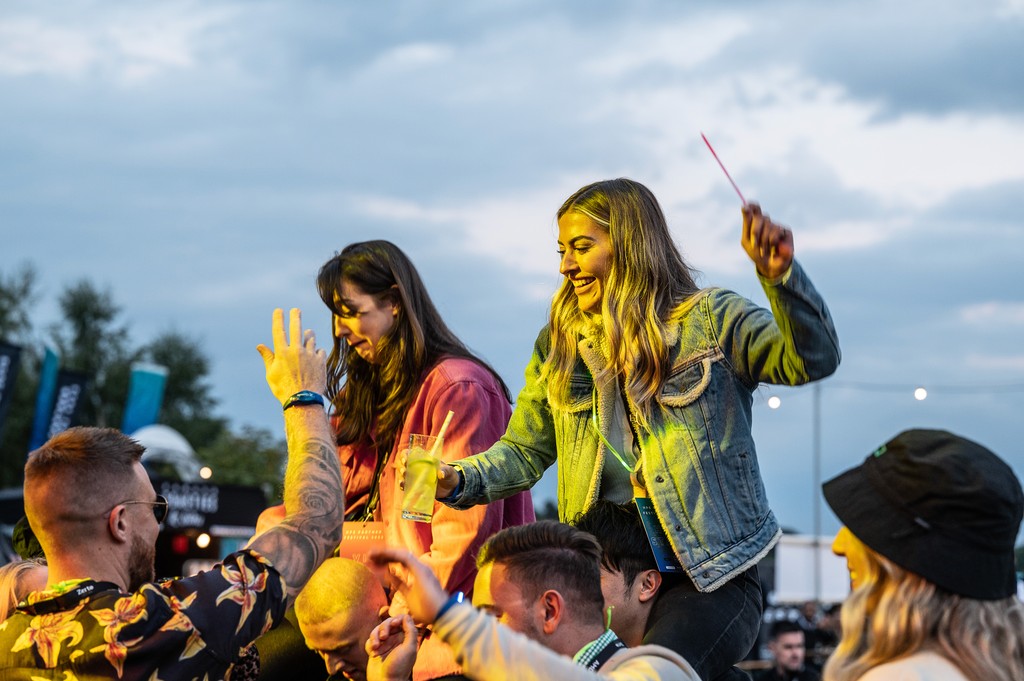 Guests engaging with HPE product team