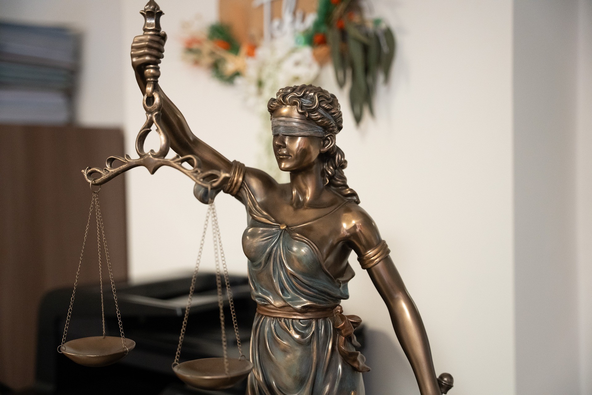 Justitia in moderner Anwaltskanzlei