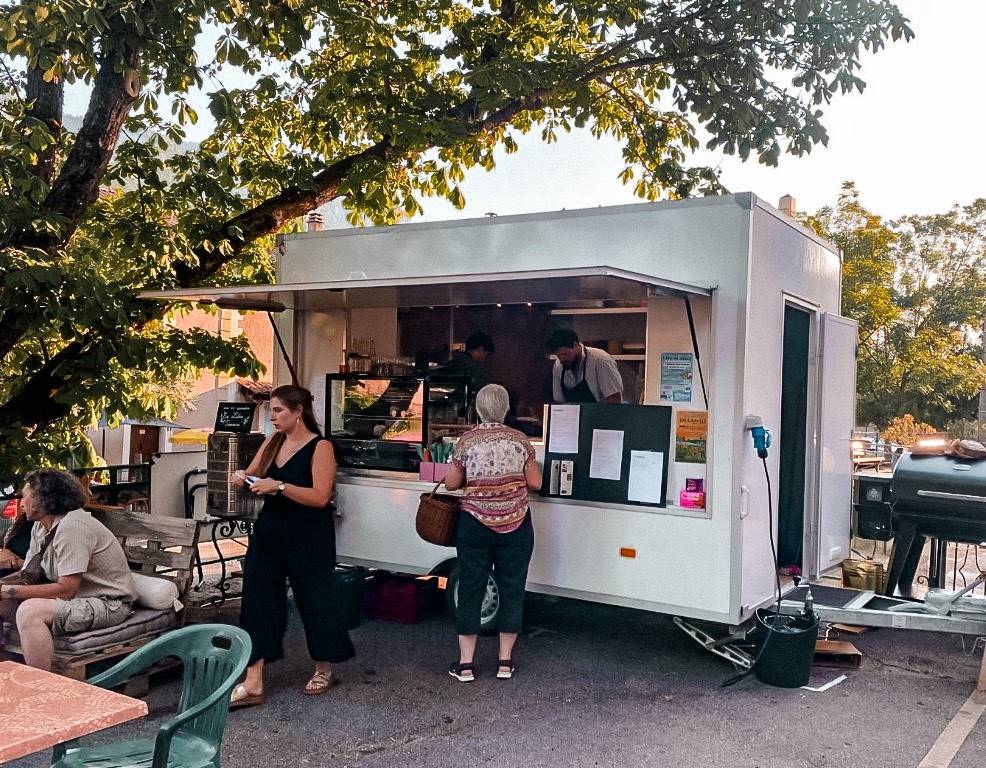 Food truck traiteur en extérieur lors d’un événement avec service de restauration mobile.