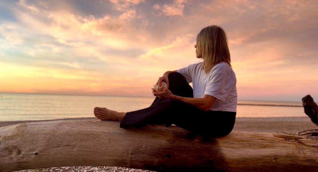 silvia sentada admirando el atardecer