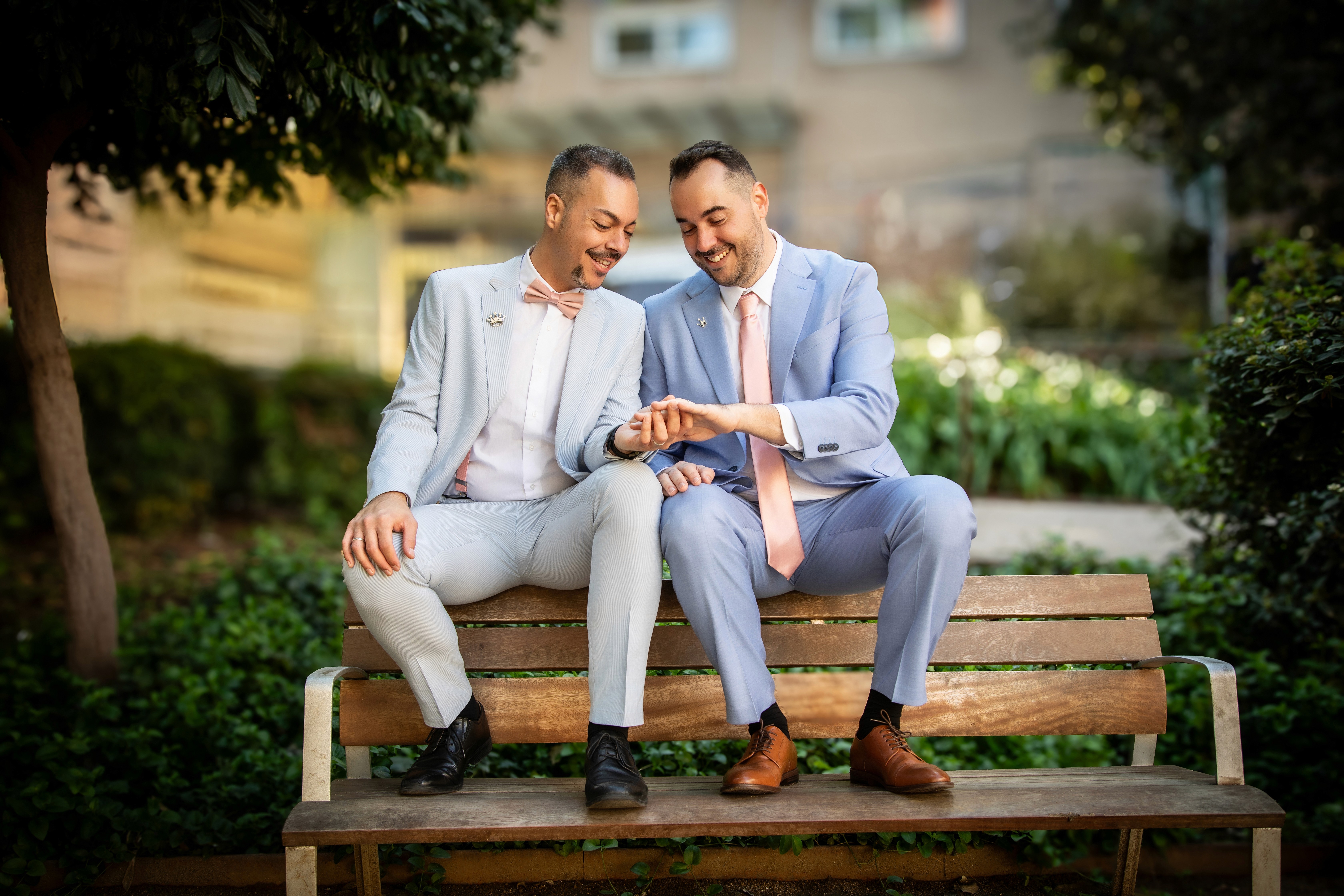 Sesión de Boda. Pareja mirandóse las manos