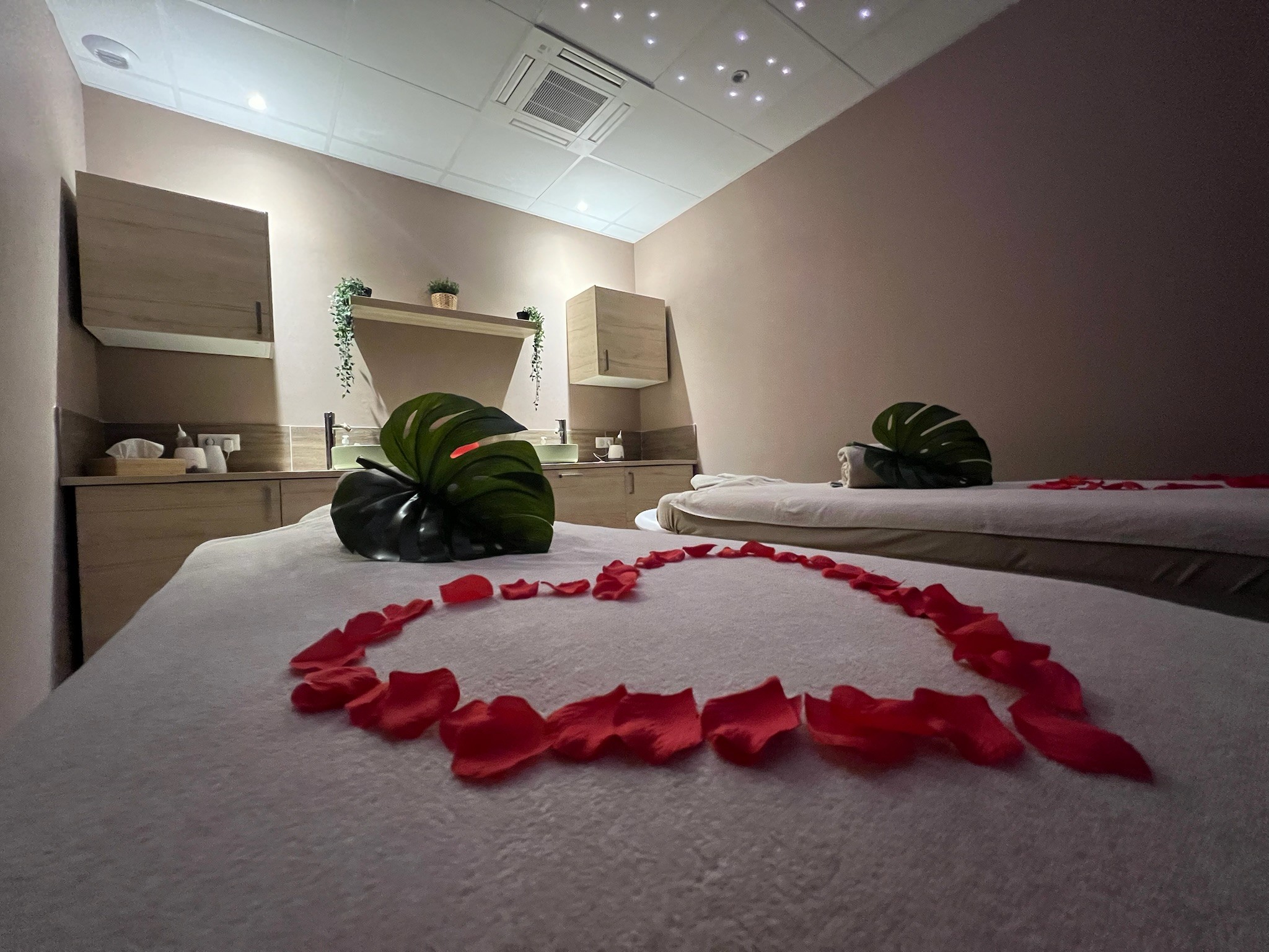 Cabine de massage double avec pétales de roses au spa Les Sources d’Allauch à Allauch