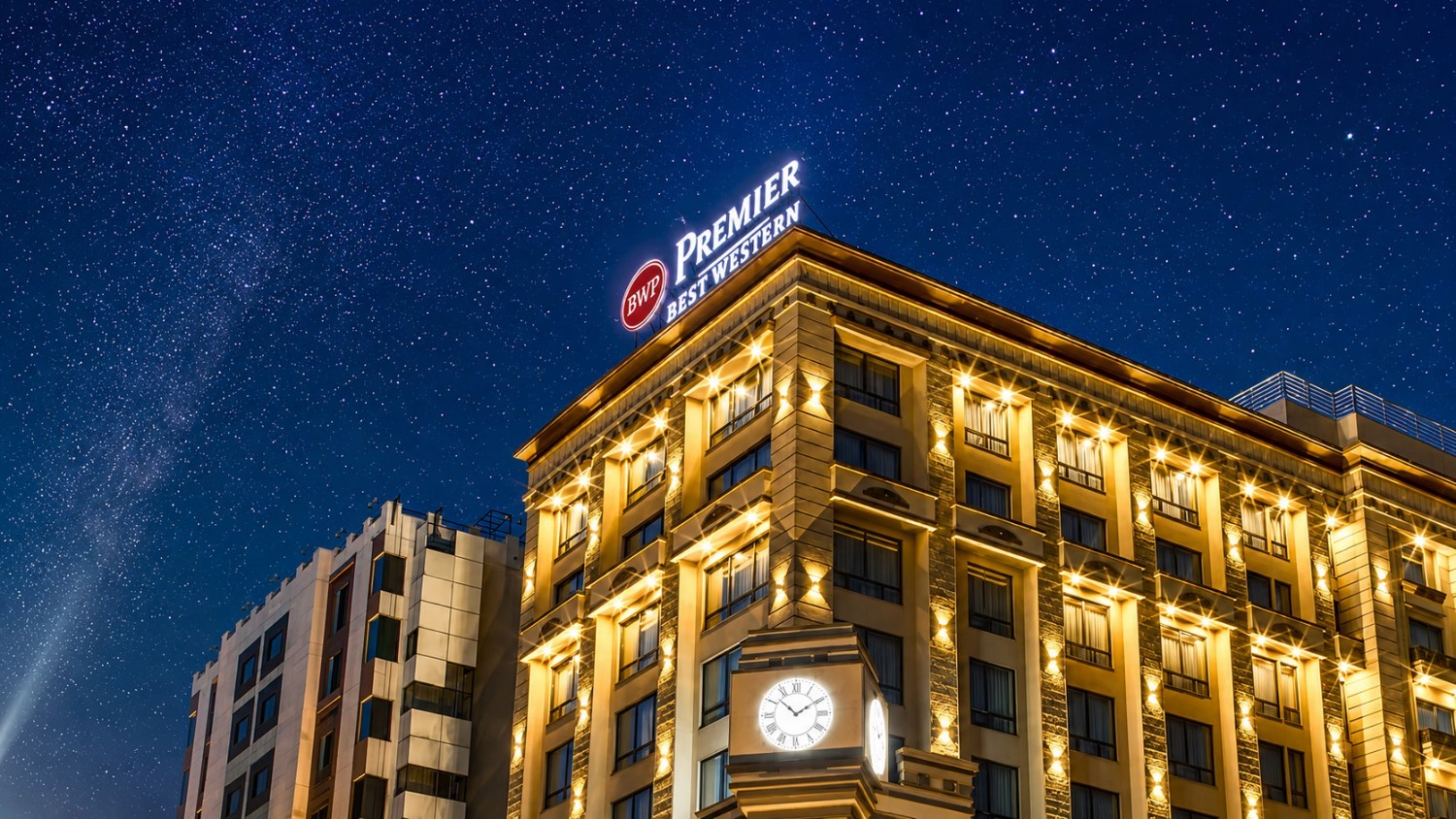 ป้ายไฟติดอาคารที่โรงแรม Premier Best Western ที่ตะวันออกกลาง