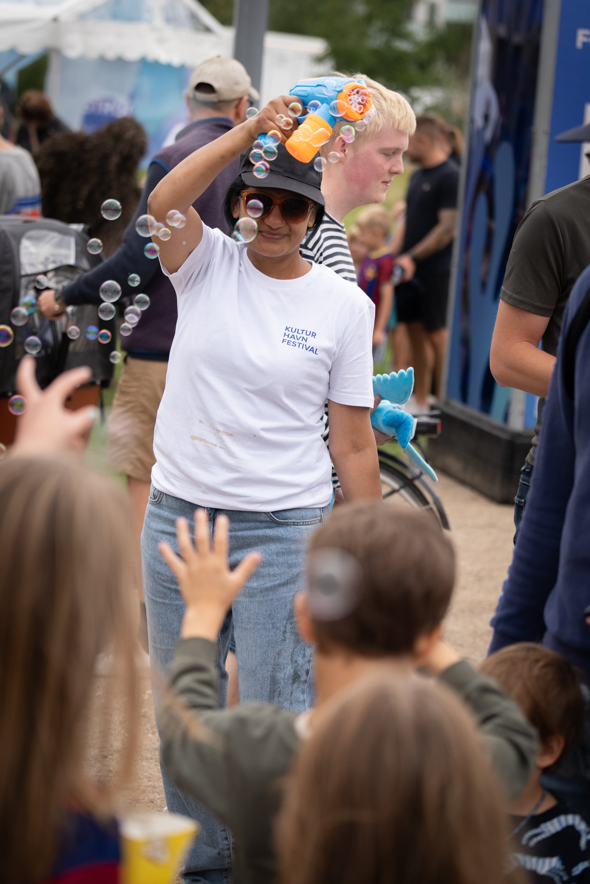 A volunteer entertains children at her assignment for a festival in Copenhagen.