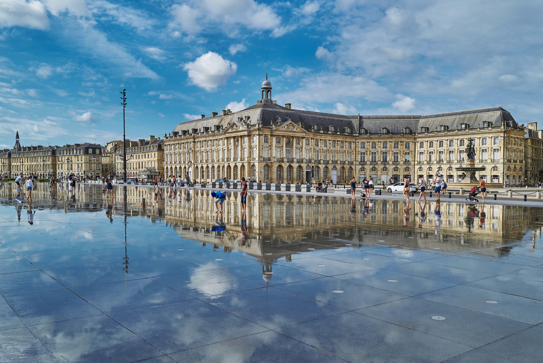 Photo de Bordeaux où Solarock a une agence locale : installateur panneaux photovoltaïques en partenariat avec RJ Watts