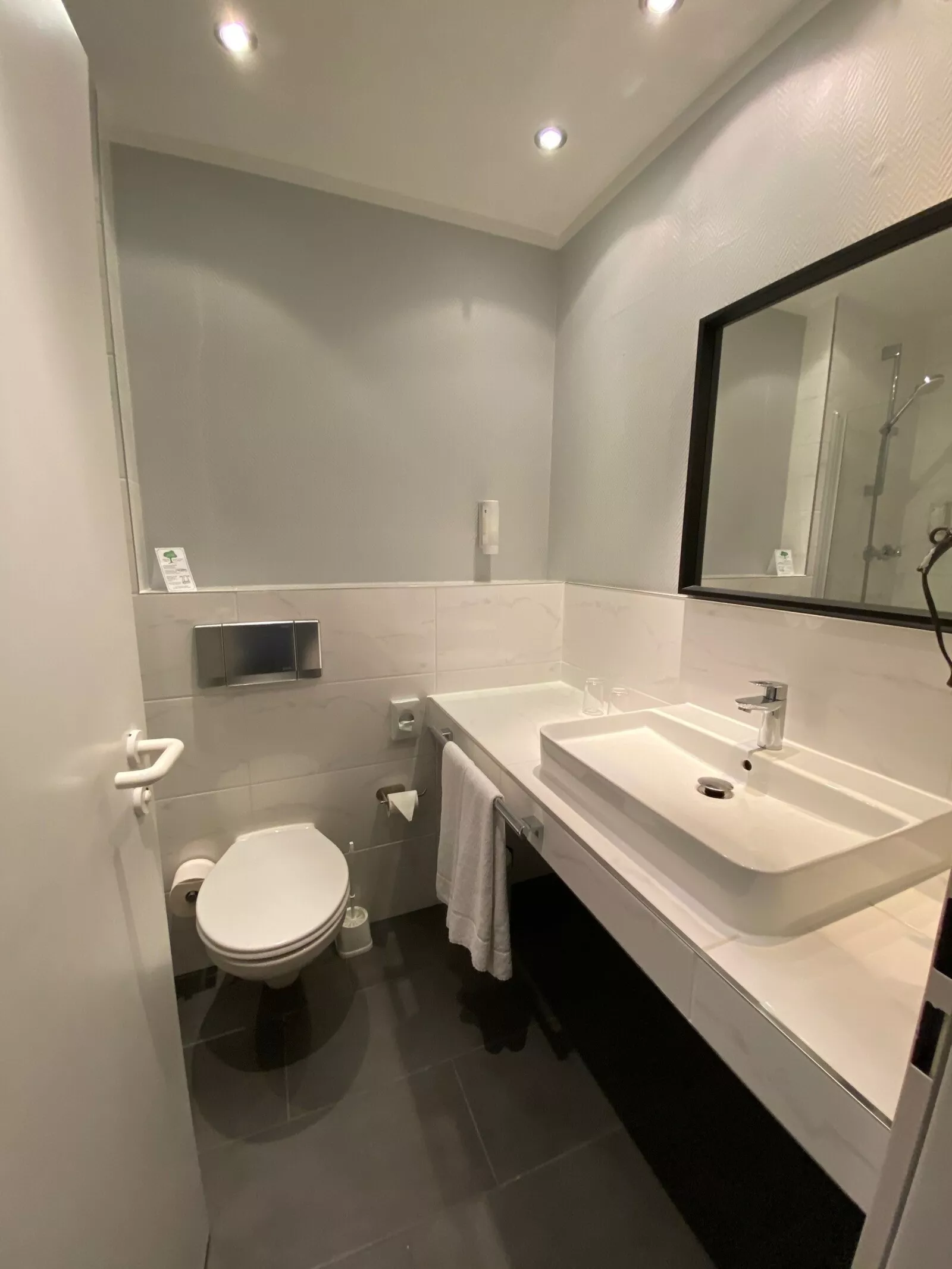 Comfort Zimmer Blick ins Badezimmer