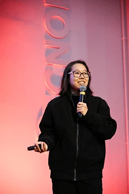 palestrante em cima do palco